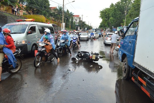 [-]TP[-]Buôn[-]Ma[-]Thuột:[-]Hễ[-]mưa[-]là[-]phố[-]thành[-]“thác”!